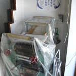 よしもと食堂 - 入ってすぐ目に付く製麺機