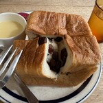 CROCE - 『モーニング(サイコロ食パン)』(110円)＋『オリジナルブレンドコーヒー(550円)』＋『小豆食パン変更(100円)』(760円)④小豆食パンです。めちゃくちゃ美味しかったです。