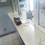 峠の釜めし おぎのや - 立ち食いカウンターで収容人数は4人程度