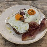 HALF CUP - Eggs on Toast（エッグス・オン・トースト）£12.00 　Bacon（追加トッピング）£5.00