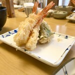 天ぷら よこい - ●一皿目
      ・ズッキーニ
      ・鰆
      ・海老