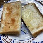 世界パン - ルヴァンをトーストして、ピンクグァバジャムとバターで半分づつで味見