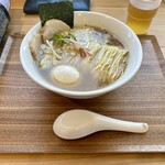 魚丸製麺 - 丁寧な麺の乗せ方してるわん。