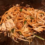 うまいもん横丁 - 名物ホルモン焼きうどん←半分食べた後です