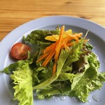 HAUT - パスタは新鮮なサラダ付き