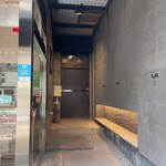 極上松阪牛 牛追道中 - 隠れ入口。前は精肉店