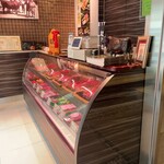 極上松阪牛 牛追道中 - 前は精肉店