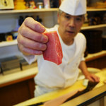 鮨天 - 最後、小出しで餌付けされるように、次々と色々なネタを頂きます（笑）。