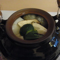 山玄茶 - 香りのいいマツタケや海老しんじょうなど具がたっぷり入った土瓶蒸し