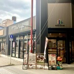 一汁おにぎり ニギ - おそらく手前に写っている「KEN SHOP」が始めた店と思われる。