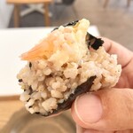 一汁おにぎり ニギ - えびマヨの具のチェック。
