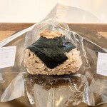 一汁おにぎり ニギ - 開け方はシンプル。テープでとめられている底の部分を開くだけ。