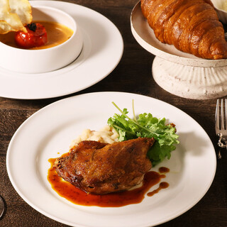 【ランチ】焼きたてクロワッサン・季節のスープ・メインのコース