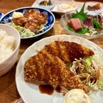さくら井 - 料理写真:トクトクセット@1,400円  本日のおかず大アジフライと鶏肉の照り焼きにお造りとミニサラダが付いてくる豪華版！いやぁ満足満足！