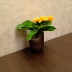 瀬戸内味覚処 芸州 本店 - テーブル横のお花です。