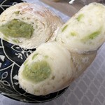 チェルシーベーグル - カットしてみると、中に粒のずんだとずっしりとしたずんだがたっぷりと、とっても食べ応えのあるボリュームです。ずんだのお味がモチモチっとしたベーグルととってもよく合いますよ。(♥ω♥*)