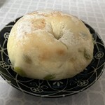 チェルシーベーグル - もう一つは、これはレア物の「ずんだもち」のベーグルです。これも持った瞬間からずっしりです。Σ(ﾟдﾟ；)