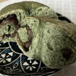 チェルシーベーグル - もう一つのよもぎあんもあんこがずっしりしててこれはもはやベーグルと言うよりも主食になりそうなボリュームですよ。なんでこんなに人気が高いのか、この具材のクオリティーとベーグルのおいしさでわかります。