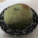 チェルシーベーグル - 今回購入した1つ目、よもぎあん。持った瞬間、あんこがずっしりで重みのあるボリュームたっぷりのベーグルです。(＊ﾟ◇ﾟ)