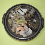 Hachi hachiya - 陶板焼き(魚介ときのこの藻塩の酒蒸し