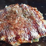 Okonomiyaki Teppanyaki Tokugawa - 関西風お好み焼き（豚肉・エビ・イカ入り）（1,000円）