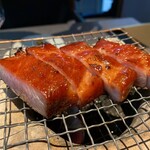 茶禅華 - 蜜汁叉焼： 甘いタレに漬け込んで焼いた香港式叉焼