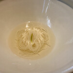 茶禅華 - 野生白茶： 自生の白茶が香るスープに極細そうめん