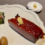 茶禅華 - 蜜汁叉焼： 甘いタレに漬け込んで焼いた香港式叉焼 国産マカ