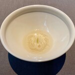 茶禅華 - 野生白茶： 自生の白茶が香るスープに極細そうめん