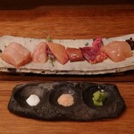 鶏一途 - 地鶏刺身の盛り合わせ(胸肉、白子、上白肝、白肝、心臓、ささみ)、(宮古島塩、岩塩、わさび)