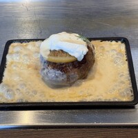 鉄板和食とワイン 萬鉄 - はちみつ檸檬フロマージュソースハンバーグ 鉄板和食とワイン 萬鉄 - はちみつ檸檬フロマージュソースハンバーグ