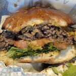Burger & Steak MUSECA TIMES - チェダーチーズ　断面