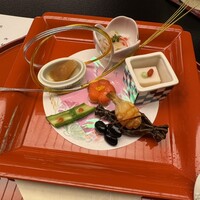 錦水 - 前菜 奥:彩り膾　中:数の子の海鼠腸掛け、サーモン梅花寿司、季節の豆腐　手前:竹諸胡瓜、黒豆、松笠慈姑