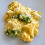 XEX ATAGO GREEN HILLS / Salvatore Cuomo Bros. - 燻製ベーコンとグリーンアスパラ　マッシュルームのスクランブルエッグ