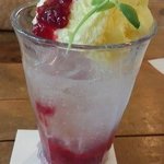 くるみの木 - 木苺のソーダアイスクリームのせ