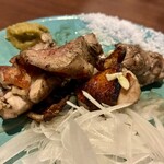 鶏とヤサイ 四鶴 - 御自慢の地鶏モモの炙り！