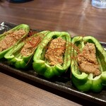 鶏とヤサイ 四鶴 - ピーマン肉味噌詰め？