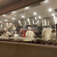 ジョーズ シャンハイ ニューヨーク 銀座店 - 厨房がガラス張り