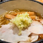 人類みな麺類とエスサワダ - 絶妙なバランス感の逸品、刻みネギが良い仕事をします