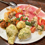 トレンタ - ナポリ前菜の盛り合わせ