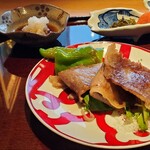 銀座 青天 - (手前)万願寺唐辛子鉄板焼と黒毛和牛サーロイン薄焼き野菜巻き、(右奥)明太子と高菜　箸休め