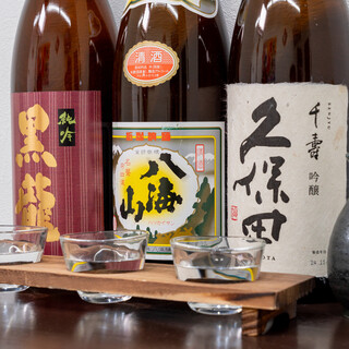 提供可與壽司搭配的《日本酒品飲套裝》◎