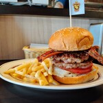 ムースヒルズダイナー - ベーコンバーガー、パティとハラペーニョ追加