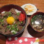 友小 - 伊江牛煮込み丼（700円/小鉢・汁付）