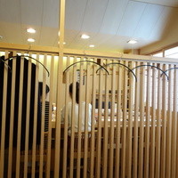 伊勢鮨 - 二部屋がそれぞれカウンターとテーブルに分かれています