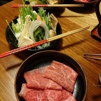 近江牛専門店 れすとらん 松喜屋 本店 - 向こうはすき焼き（1人前）。
                      手前は私の、しゃぶしゃぶ1人前^^