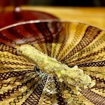 天ぷら もっこす - 紫アスパラ穂先。じっくり火入れされてます。