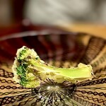 天ぷら もっこす - 群馬吉井町のブロッコリー。香ばしく満月の塩が合います。