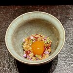 天ぷら もっこす - 純熊本馬刺しユッケ丼。一度も冷凍されていないヒレと肩ロースのユッケはとろける美味さ！高崎のうずら卵『きわみ』がまろやかさを添えています。