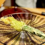天ぷら もっこす - 花ズッキーニ(軽井沢)花の部分は満月の塩で、身は天つゆで味わいます。